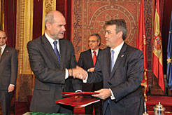 Chaves y Sanz firman el acuerdo para la reforma del Amejoramiento del Fuero navarro