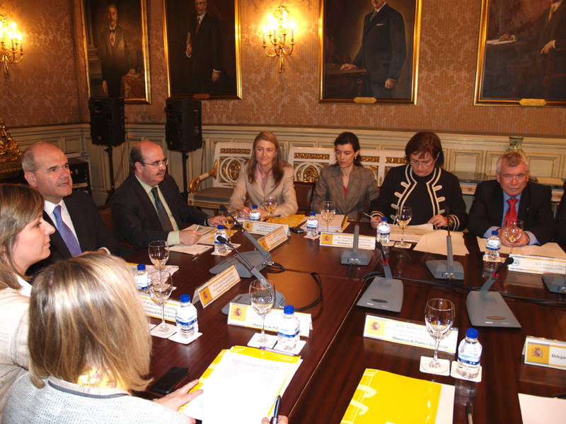 Manuel Chaves se reúne con representantes de la FEMP y delegados del Gobierno