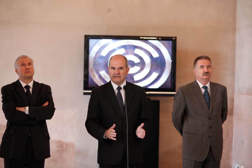 Manuel Chaves firma un convenio en las Cortes de Aragón con la Fundación Giménez Abad