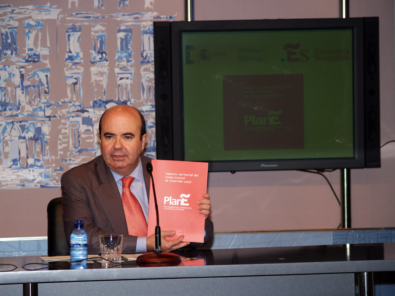 El secretario de Estado de Cooperación Territorial presenta el libro "Impacto territorial del FEIL"