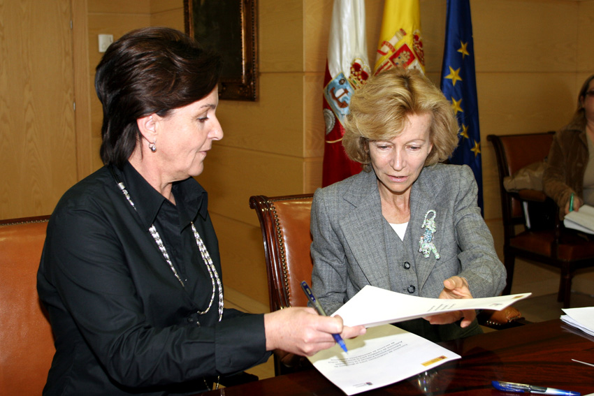 Elena Salgado firma un convenio para impulsar la administración electrónica en Cantabria

