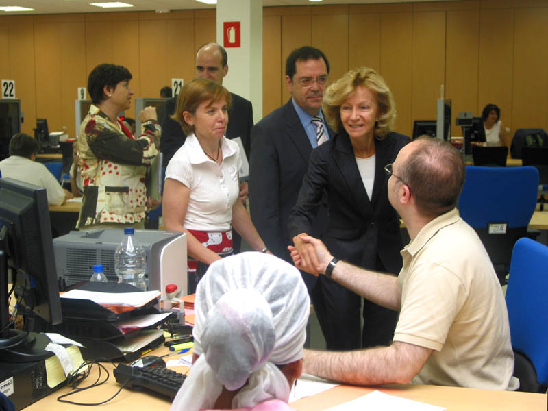 Elena Salgado visita la nueva oficina integrada de extranjería de Barcelona situada en la calle Murcia

