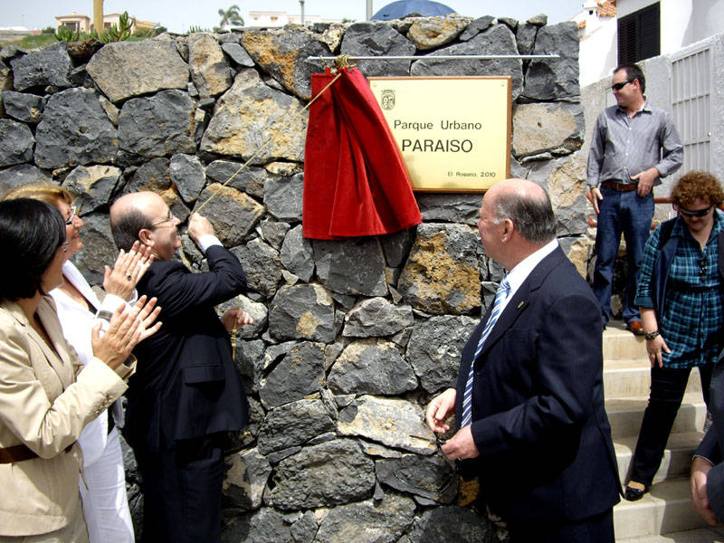 Gaspar Zarrías visita la obra de la Plaza del Paraíso Rada Azul de El Rosario (Santa Cruz de Tenerife), financiado con el FEIL.

