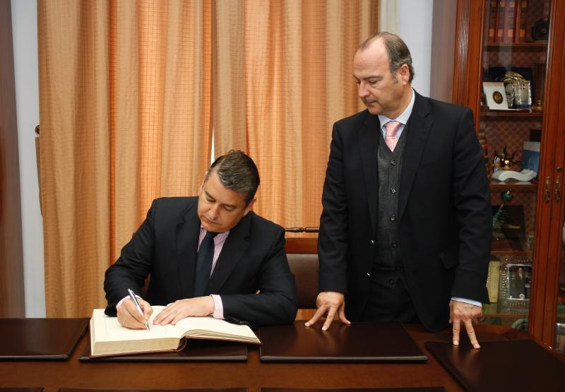 Sanz anuncia la previsible firma en mayo del convenio de colaboración para finalizar el paseo marítimo de Almería