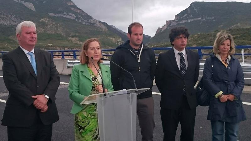 La ministra de Fomento, Ana Pastor, acompañada por el delegado del Gobierno en Aragón, Gustavo Alcalde, ha inaugurado el nuevo tramo.