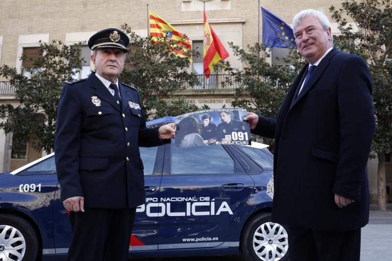 Los coches patrulla de la Policía Nacional en Aragón portan mensajes de concienciación contra la violencia de género