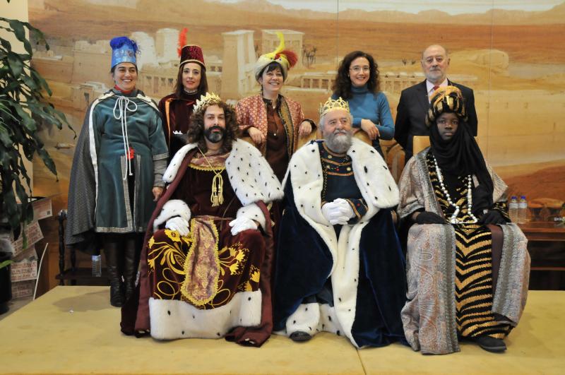 Sus Majestades los Reyes Magos de Oriente visitan la Delegación del Gobierno para saludar a los hijos de los funcionarios de la Administración General Periférica del Estado. 
