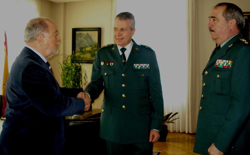 El delegado del Gobierno, Gabino de Lorenzo, recibe en su despacho al teniente coronel de la Guardia Civil, don Miguel Rodríguez Valtuille.