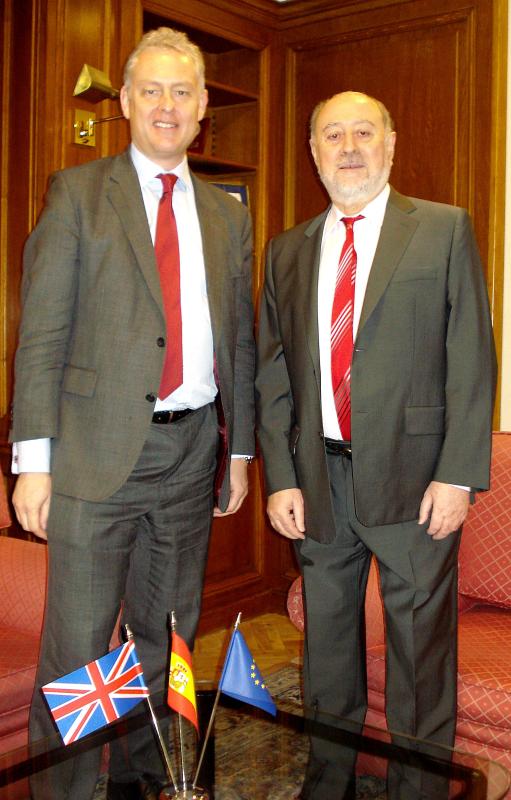El embajador británico en España visitó al delegado del Gobierno en su despacho de la Delegación del Gobierno.
