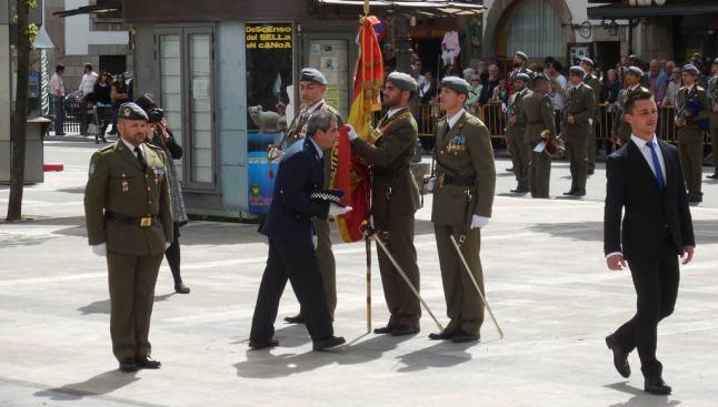 Acto de Jura de Bandera Civil en la Plaza Camila Beceña, de Cangas de Onís, presidido por el Coronel del Rilat y con la asistencia del delegado del Gobierno.