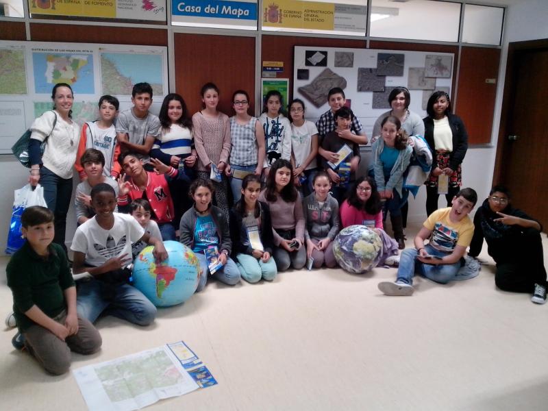 49 alumnos de sexto de primaria del Colegio Público Fozaneldi de Oviedo han visitado las oficinas del Servicio Regional del Instituto Geográfico Nacional en la Delegación del Gobierno en Asturias.