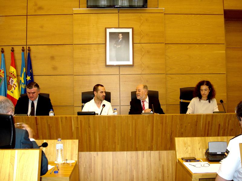 El delegado del Gobierno, Gabino de Lorenzo, y el alcalde del Ayuntamiento de Siero, Ángel A. García, presidieron la Sesión de la Junta Local de Seguridad.

