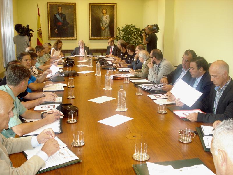 El delegado del Gobierno presidió la reunión celebrada en la Delegación para tratar aspectos organizativos con motivo de la celebración del encuentro de fútbol España- Eslovaquia.