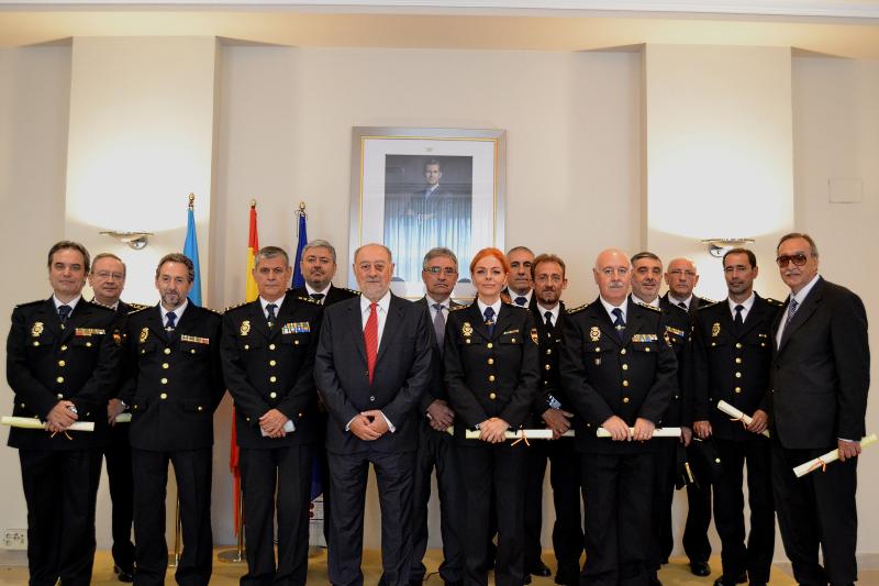 Condecorados 12 policías nacionales en la sede de la Delegación del Gobierno.