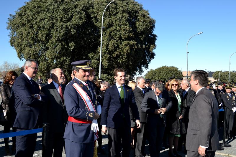 S.M. la Reina doña Leticia presidió el acto de concesión del uso de la Bandera de España a la Policía Nacional, acto al que asistió el delegado del Gobierno.