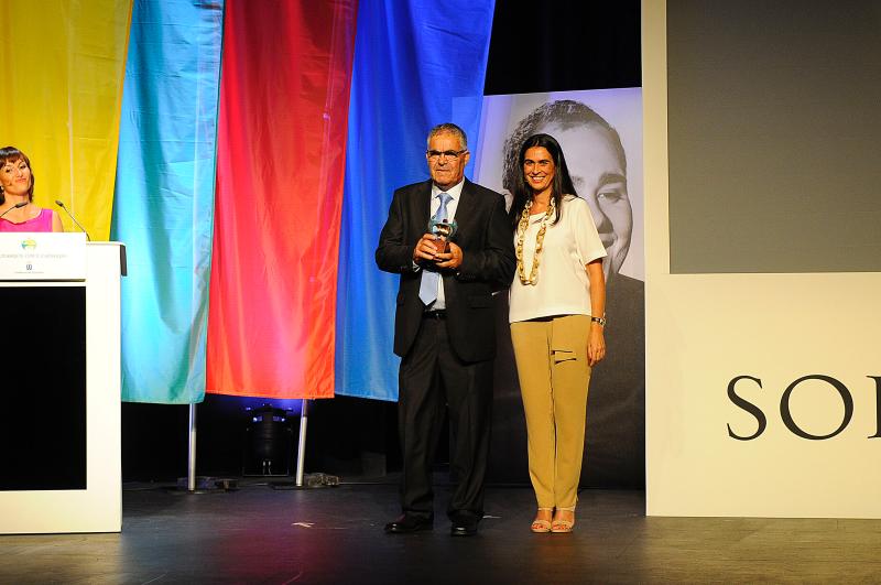 María del Carmen Hernández Bento entrega el premio al presidente de PROMINSUR