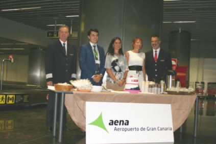 La Delegada del Gobierno asiste a la llegada del primer vuelo de Norwegian que conecta Madrid con Gran Canaria  