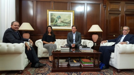 La delegada del Gobierno recibe al embajador de Cuba en España
