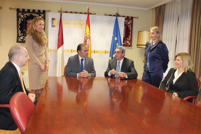 El delegado del Gobierno en Castilla-La Mancha, José Julián Gregorio, recibe al gobernador de la Región del Egeo Meridional, George Chadjimarkos