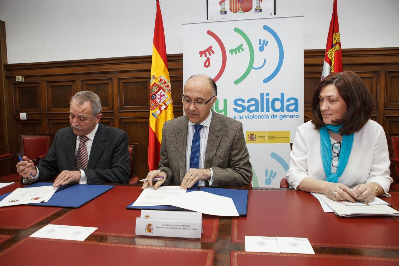 El delegado del Gobierno en Castilla y León y el alcalde de Almazán (Soria) firman la incorporación de la Policía Municipal al sistema Viogen, de seguimiento integral de los casos de violencia de género