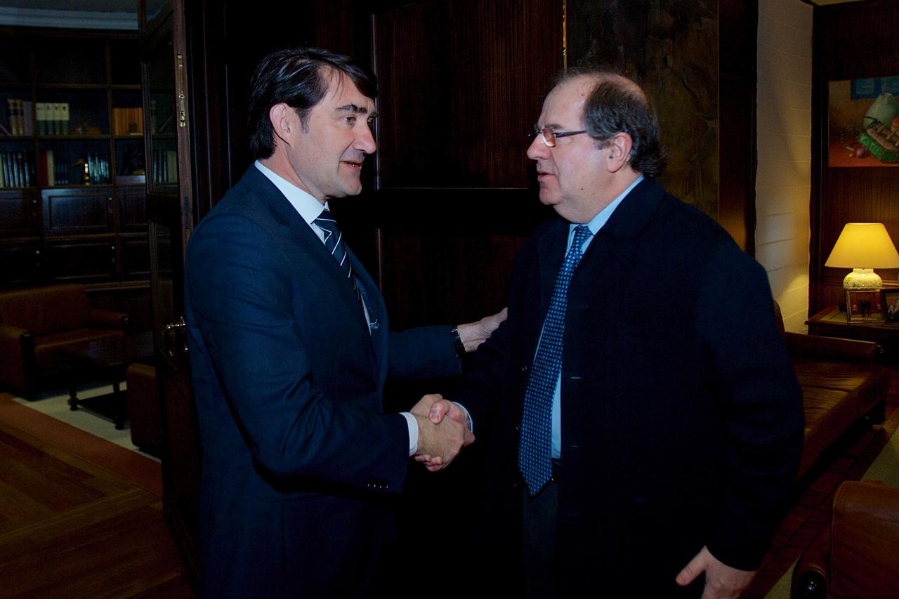 El presidente de la Junta de Castilla y León, Juan Vicente Herrera ha recibido en su despacho oficial, al nuevo delegado del Gobierno en Castilla y León, Juan Carlos Suárez-Quiñones