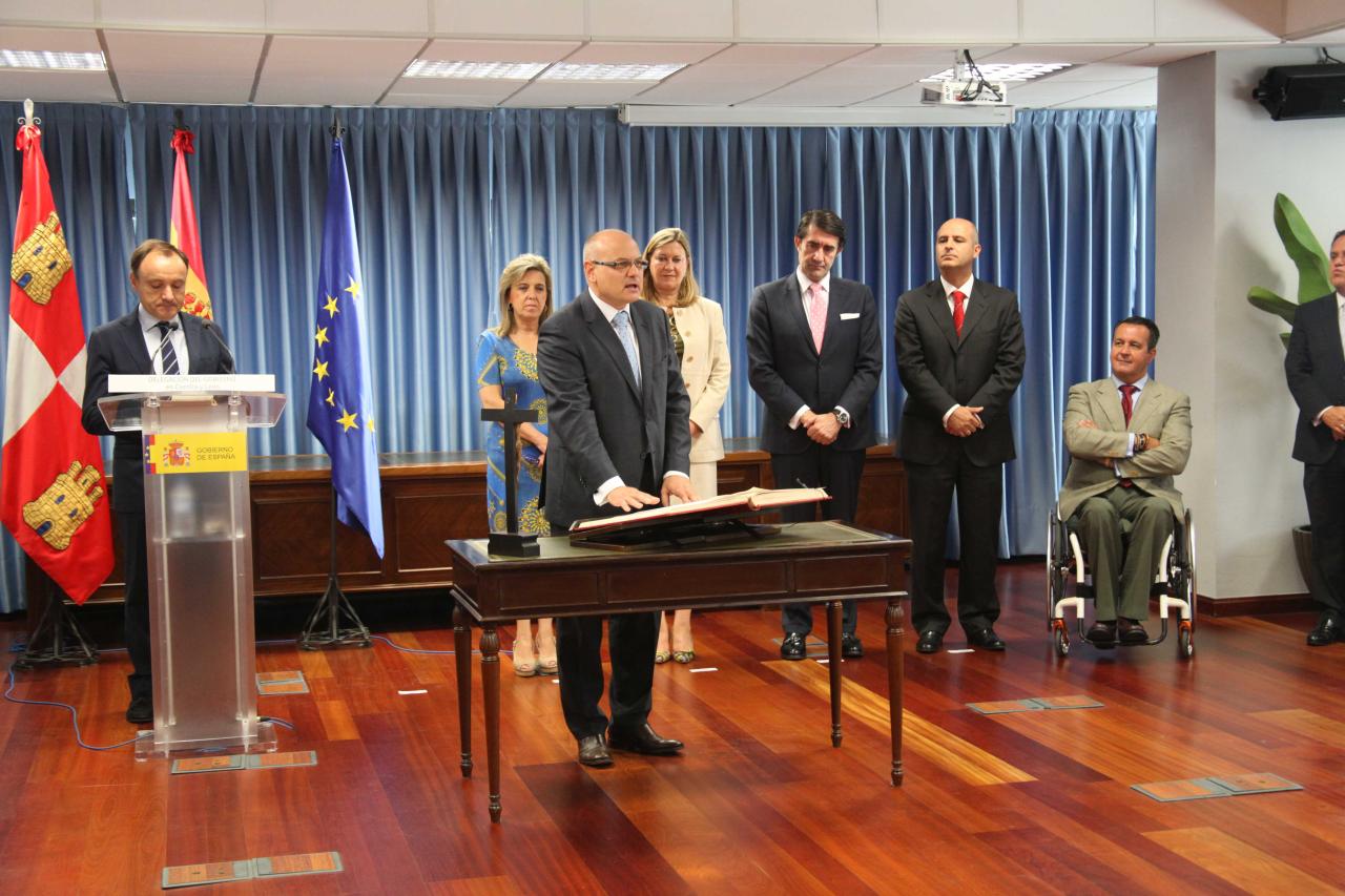 La delegada del Gobierno en Castilla y León preside el acto de toma de posesión del nuevo subdelegado en Valladolid, Luis Antonio Gómez Iglesias