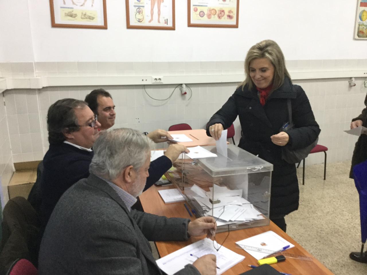 La delegada del Gobierno en Castilla y León ejerce su derecho al voto, durante una jornada electoral caracterizada por la normalidad