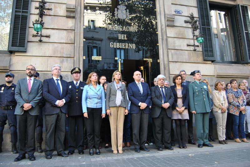Minuto de silencio frente a la Delegación del Gobierno en Cataluña por los atentados en París