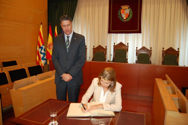 La Delegada del Gobierno entrega al alcalde de Badalona un talón de 2.900.000 euros de ADIF para construir el canal del puerto