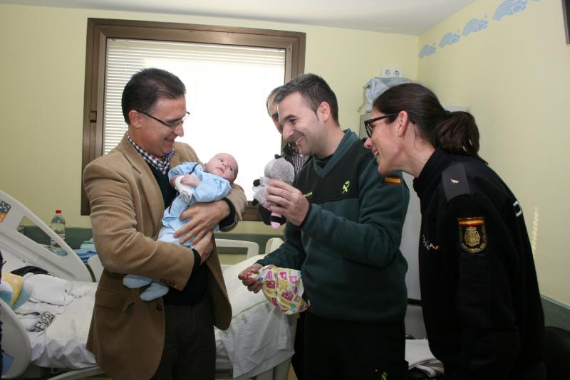 El delegado del Gobierno visita a los niños ingresados en el hospital Doctor Peset