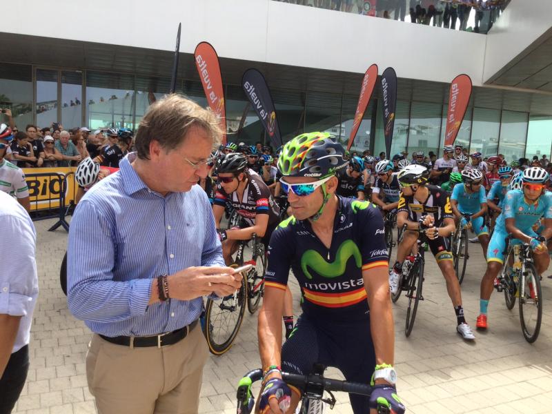 El delegado asiste a la salida de la 10ª etapa en Valencia de la Vuelta Ciclista a España