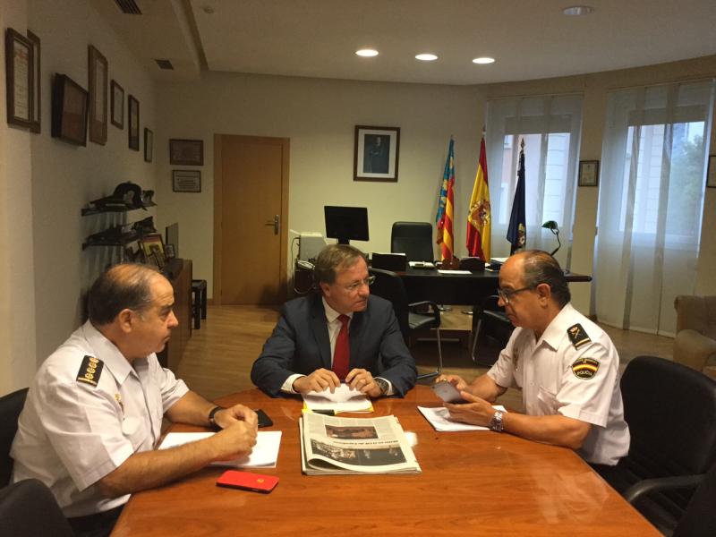 El delegado del Gobierno se reúne con el Jefe Superior para analizar el intento de fuga en el CIE de Valencia