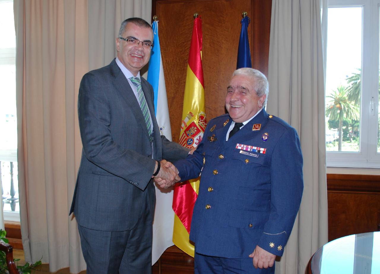 El delegado del Gobierno recibe al coronel jefe del aeródromo de santiago