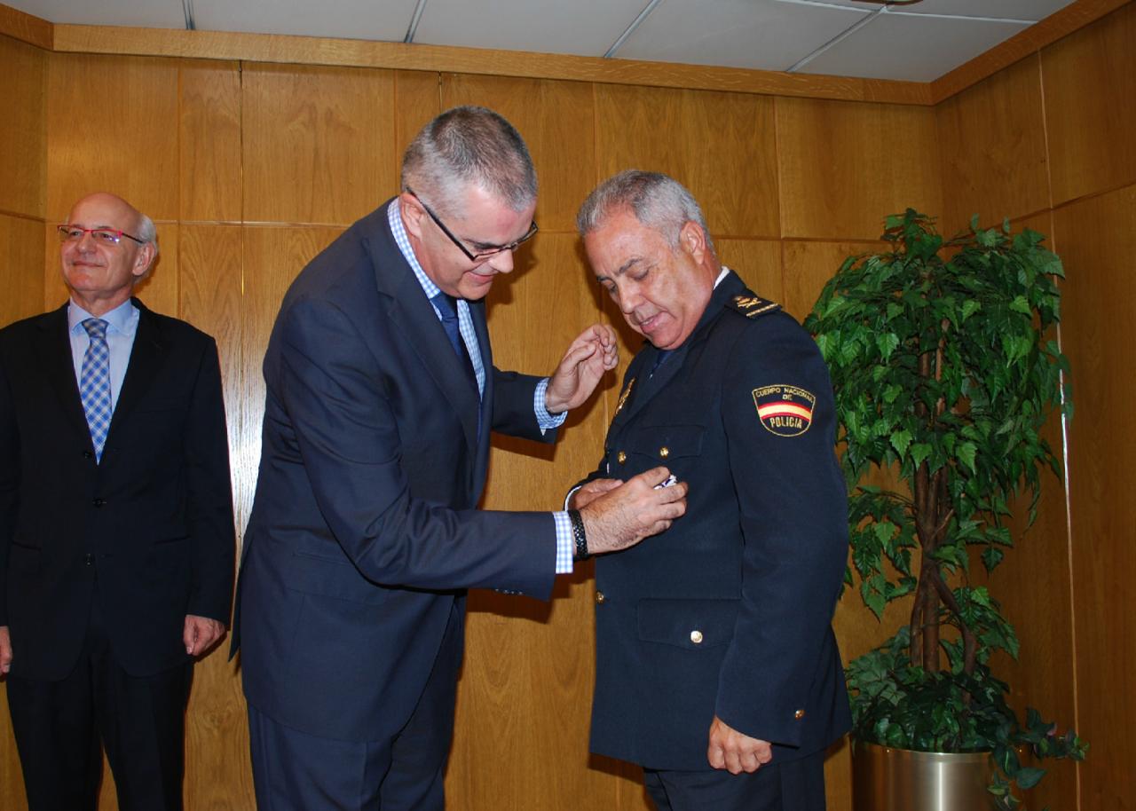 El delegado del Gobierno coloca la medalla al Jefe Superior de Policía de Galicia