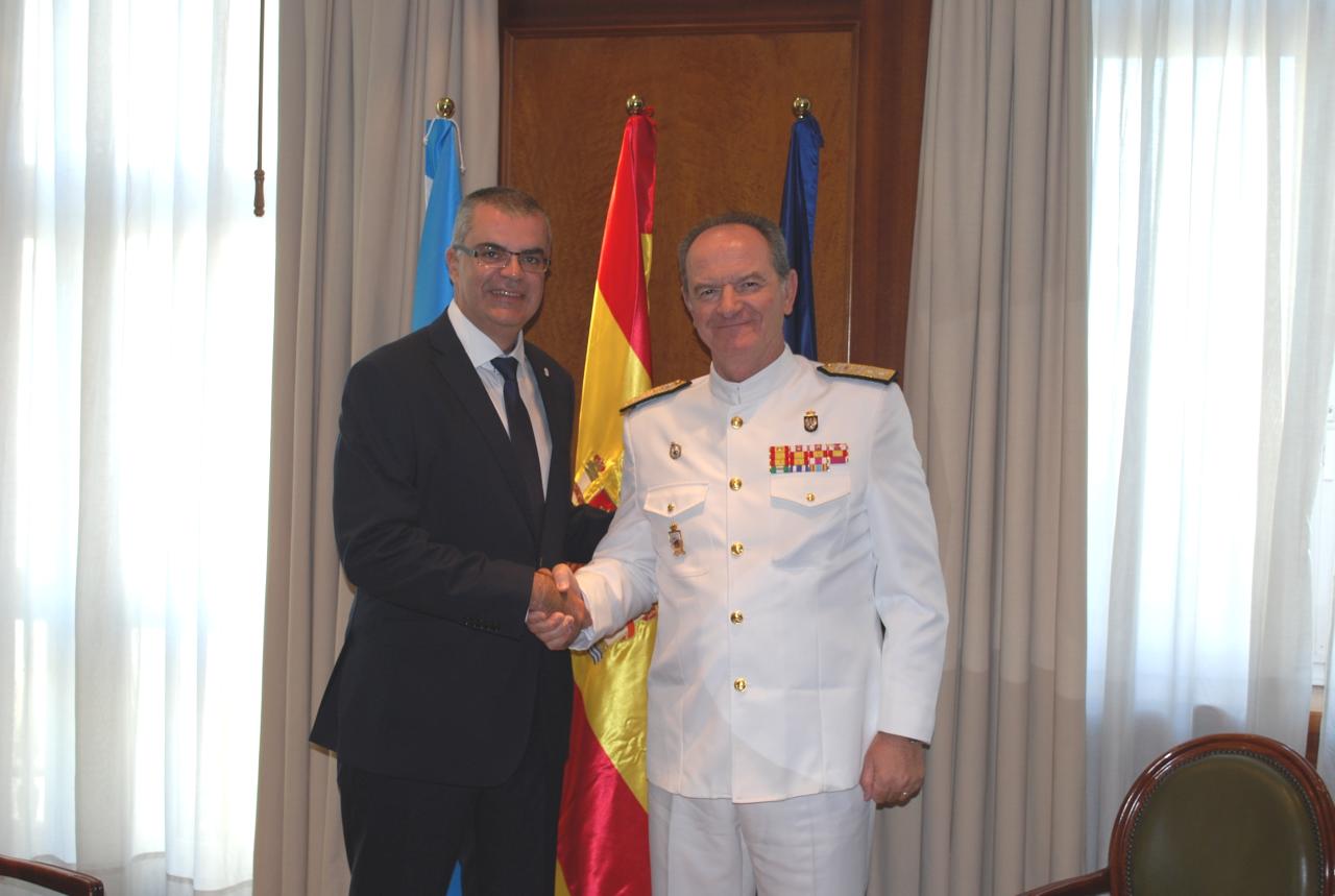 El delegado del Gobierno recibe al nuevo almirante jefe de Ferrol