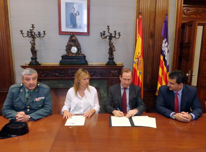 Palmer, Lafuente, Torrandell y el coronel Barceló, en la firma