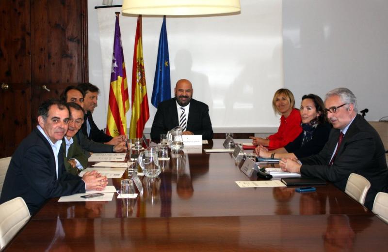 Palmer, junto a Martínez y el resto de participantes en la reunión