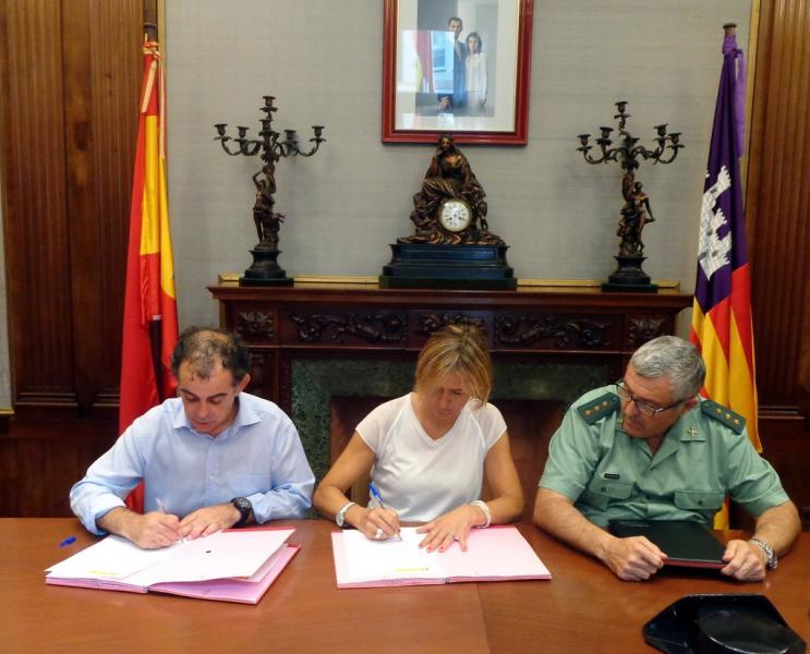 Palmer, Jaume y el coronel Barceló, en la firma