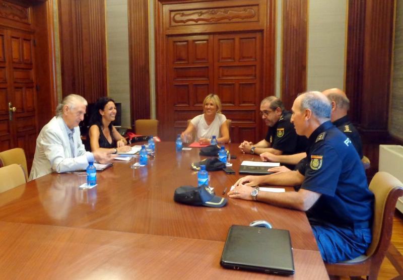 Palmer, con De Benito, Marín y los mandos de la Policía Nacional