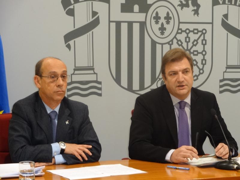 El delegado del Gobierno, Alberto Bretón, y el Jefe Provincial de Tráfico, José Antonio Mérida, en comparecencia ante la prensa