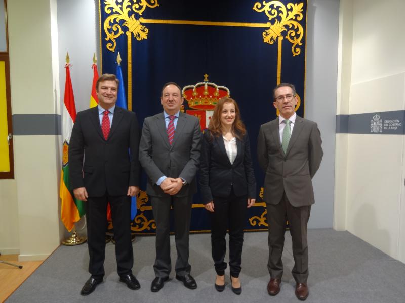 Beatriz Zúñiga, tras su toma de posesión, posa junto al Delegado del Gobierno en La Rioja, el presidente de la Comunidad Autónoma y el Subdirector General de Recursos Humanos de la DGT.