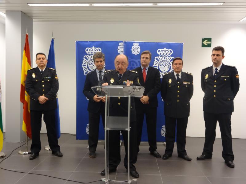 Cosidó y Bretón atienden las explicaciones del Jefe Superior de Policía de La Rioja, Pedro Mélida, en comparecencia ante los medios para informar sobre la detención de 28 miembros de un grupo de butroneros