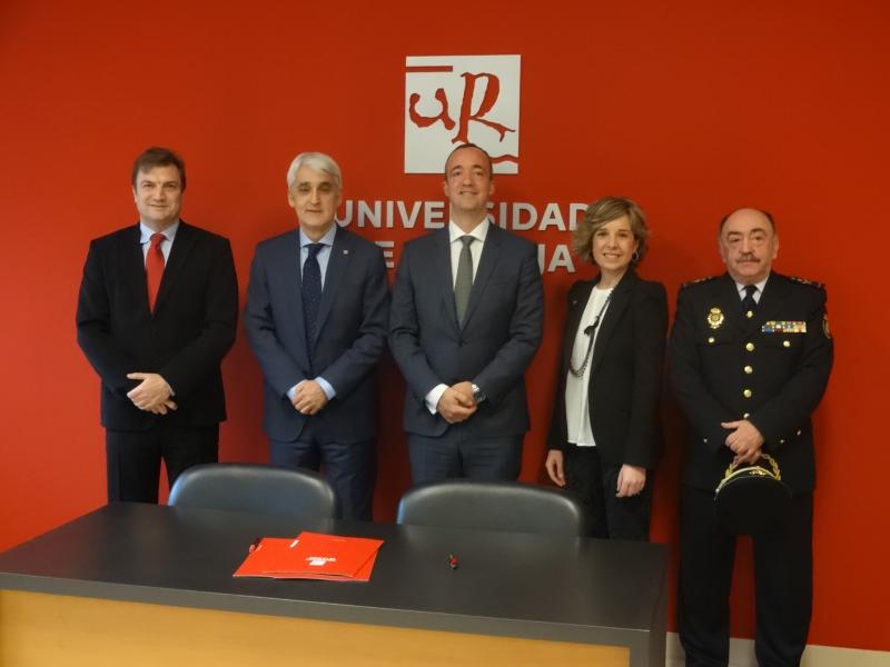 El secretario de Estado de Seguridad y el rector de la Universidad de La Rioja posan tras la firma del convenio de cooperación educativa, junto con el delegado del Gobierno y el jefe Superior del Cuerpo Nacional de Policía de La Rioja