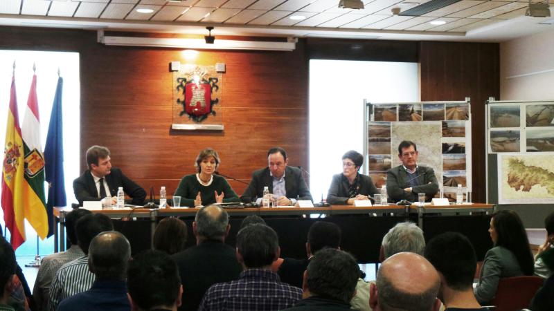 Momento de la reunión mantenida por la ministra de Agricultura, Alimentación y Medio Ambiente con agricultores y alcaldes de los municipios de La Rioja afectados por las crecidas del río Ebro. 