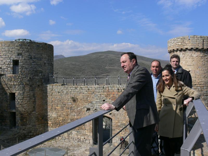 Las autoridades durante la visita al castillo de Cornago