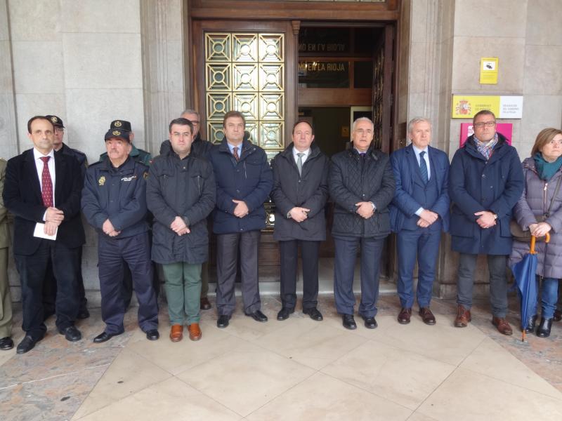 Concentración ante la Delegación del Gobierno en La Rioja, presidida por Bretón y Sanz, en recuerdo de las víctimas del accidente aéreo ocurrido en los Alpes franceses. 