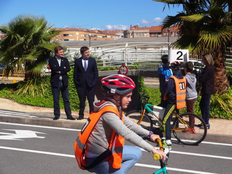 Bretón observa a los niños que realizan actividades con bicicleta en el Parque Infantil de Tráfico de Logroño