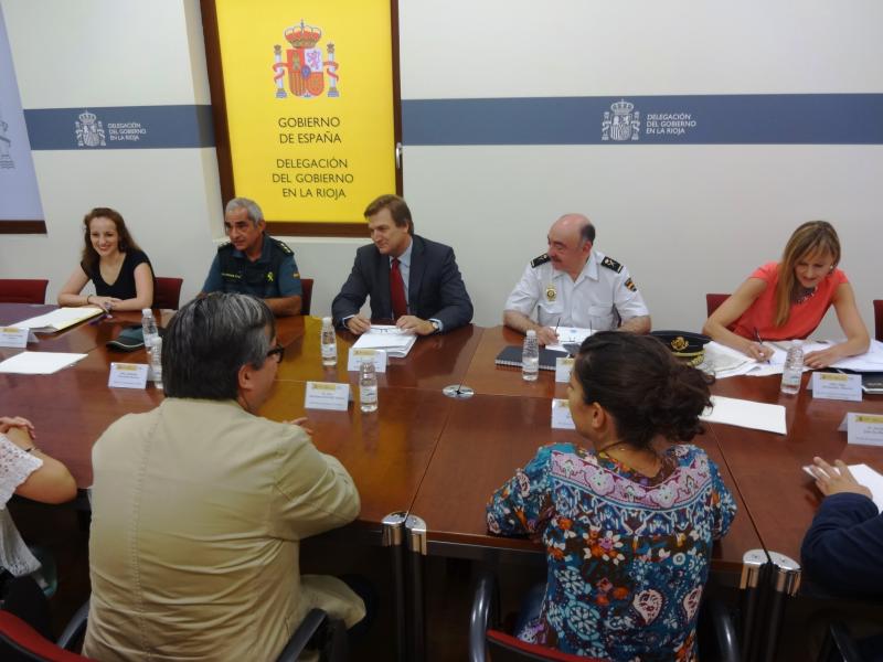 Bretón junto con los mandos policiales y los alcaldes de municipios con Policía Local en La Rioja