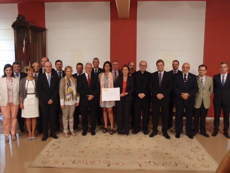 Autoridades y miembros de las diferentes cofradías de Logroño posan con el título que otorga a la Semana Santa logroñesa el carácter de Interés Turístico Nacional 