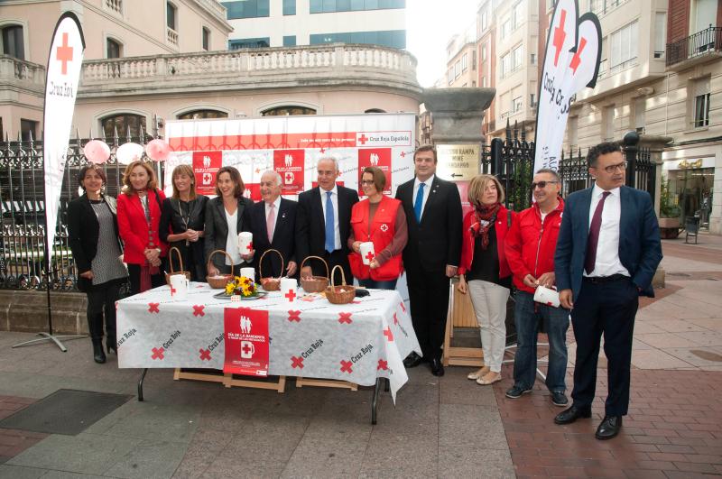 Bretón y otras autoridades en la mesa petitoria de Cruz Roja Española, en el Día de la Banderita
